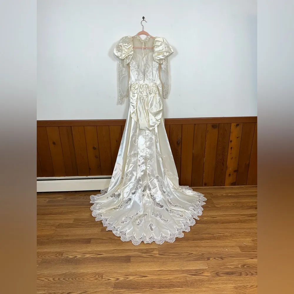 Elegant Vintage 1980s/90s Satin Sheath Wedding Gown! White Size 8 - Image 9