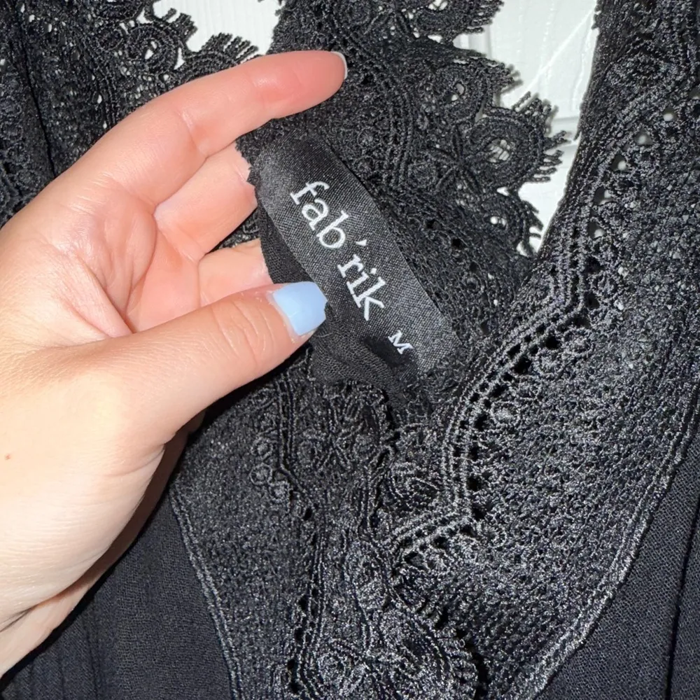 Black Lacy Flowy Fabrik Top - Image 4