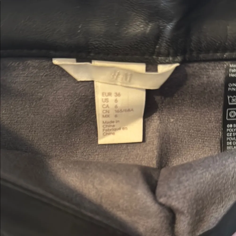 Black H&M Mini A-line Skirt for Casual Work - Image 4