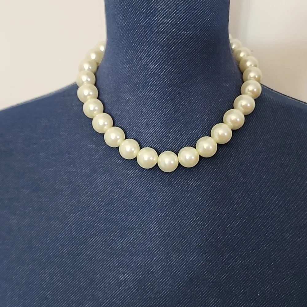 Single Strand of Glass Pearls Necklace Silver - Image 4