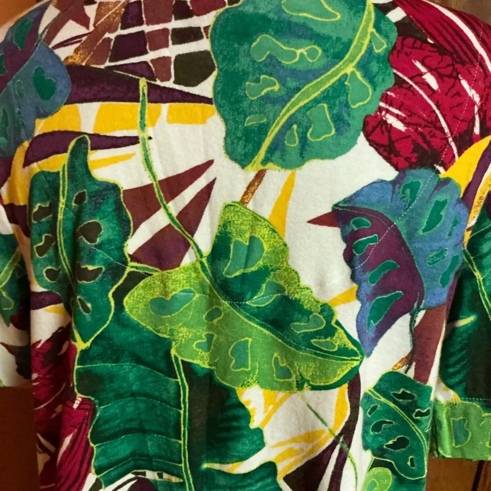 Chicos Tropical Leaves V neck Top - Image 5