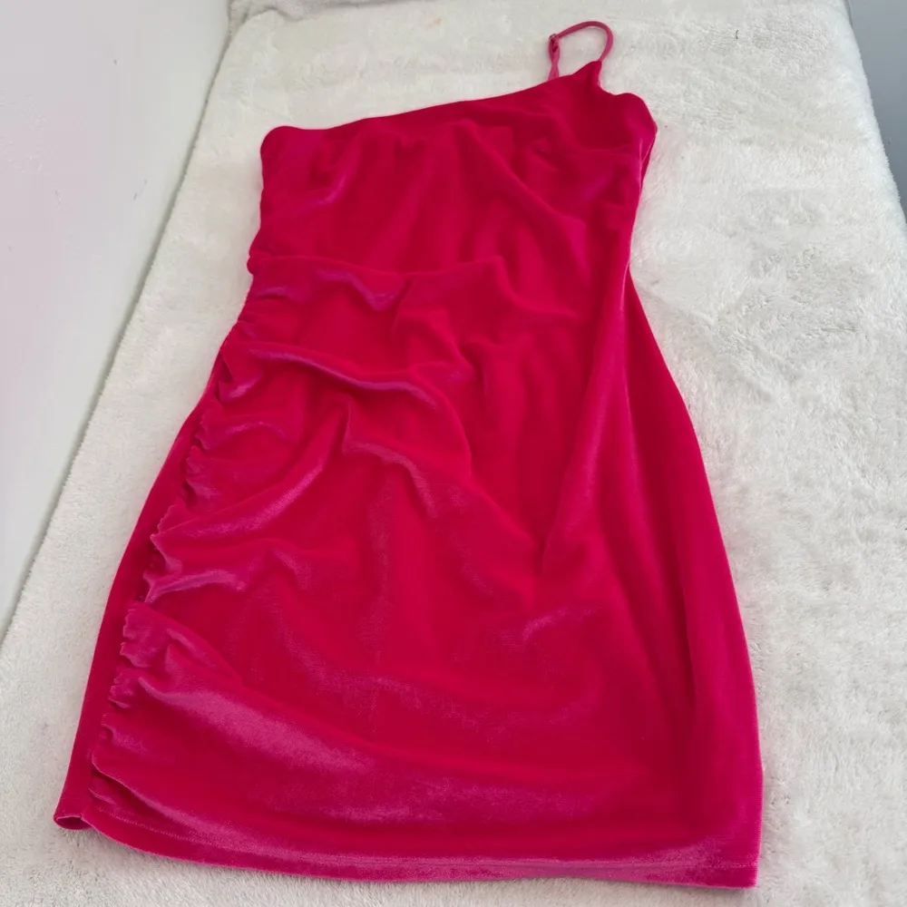 Lucy In the sky One Shoulder Velvet Dress in Hot Pink size M - Image 2