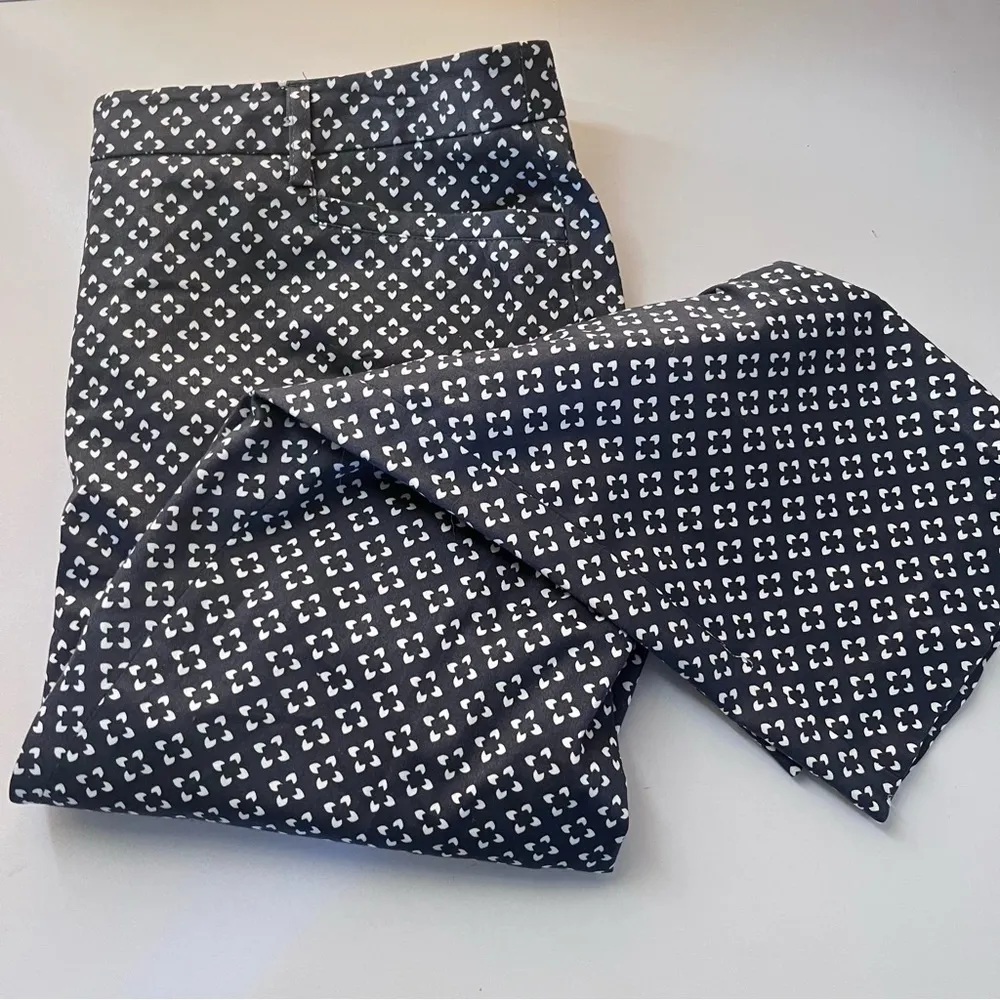 NWT New Andrea Jovine Diamond Flower Cropped Ankle Pants Blue White Medium 8 - Image 9