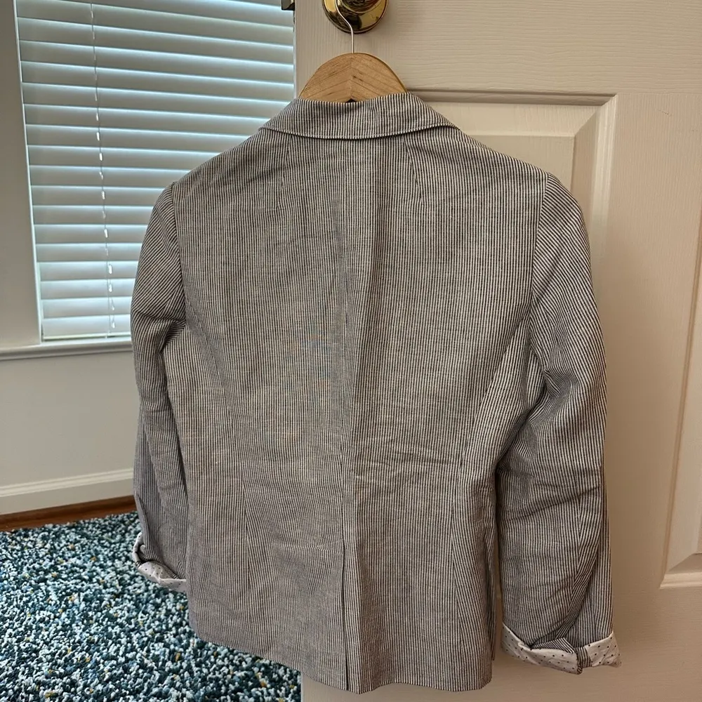 Talbots Blue and White Blazer with Notched Lapel and Modern Cut - Image 2