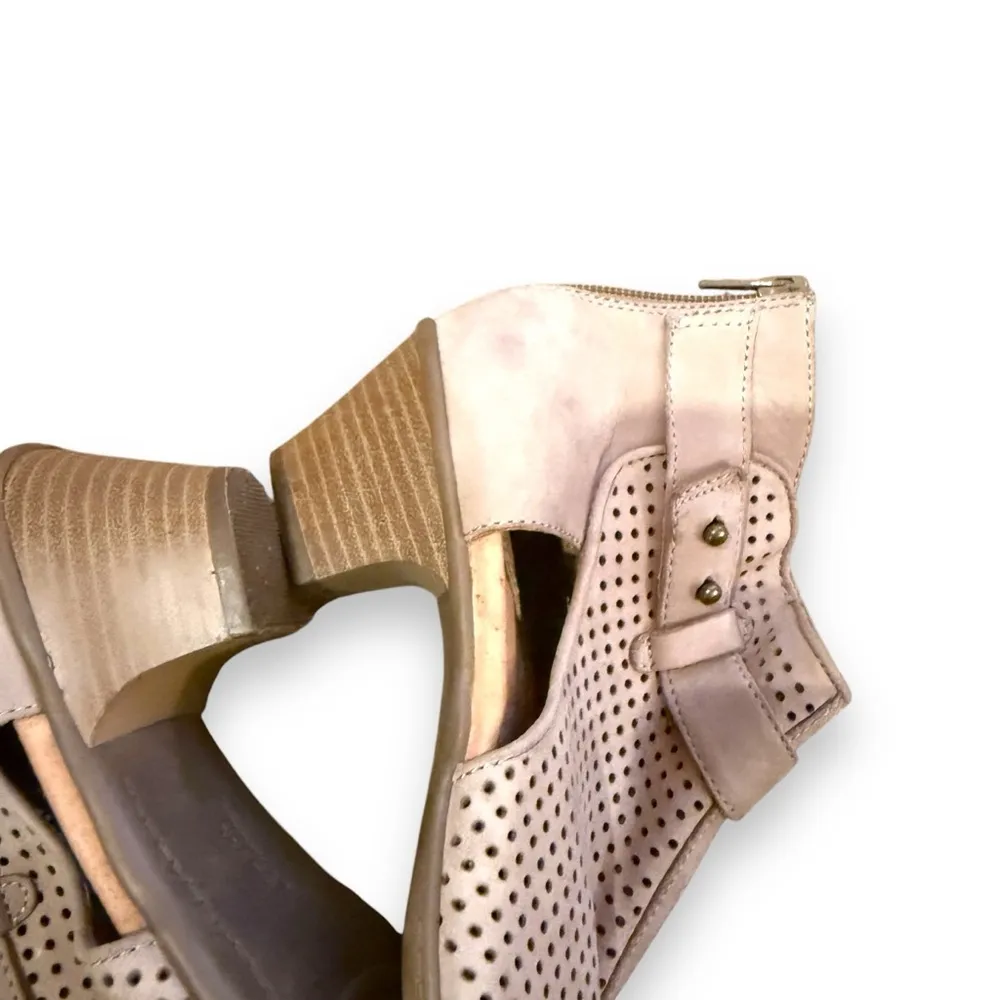 Earth Intrepid‎ Nubuck Perforated Peep Toe Taupe Heel Booties Sz 8 Tan - Image 8