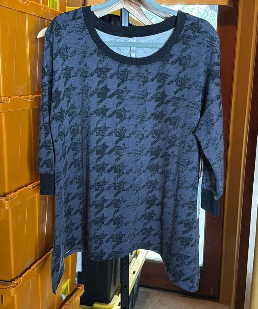 NWT LuLaRoe Cozy Kate 3/4 SLEEVE SHARKBITE TEE Blue & Black Houndstooth Sz Large - Image 3