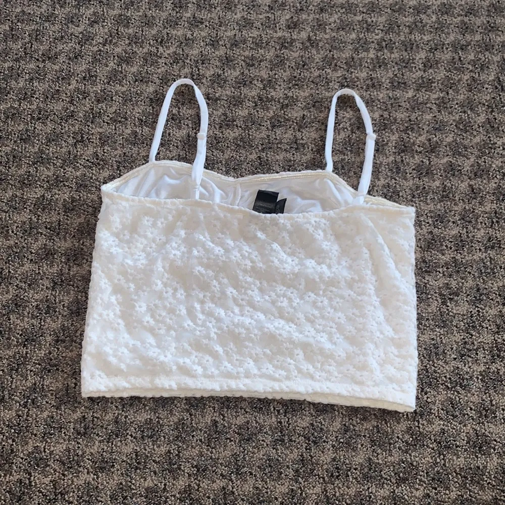 Bisou Bisou white floral crop top - Image 2