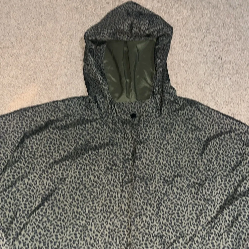 J. Jill Fit Water‎ Resistant Anorak Jacket Kalamata Ditsy Leopard Medium Green - Image 3