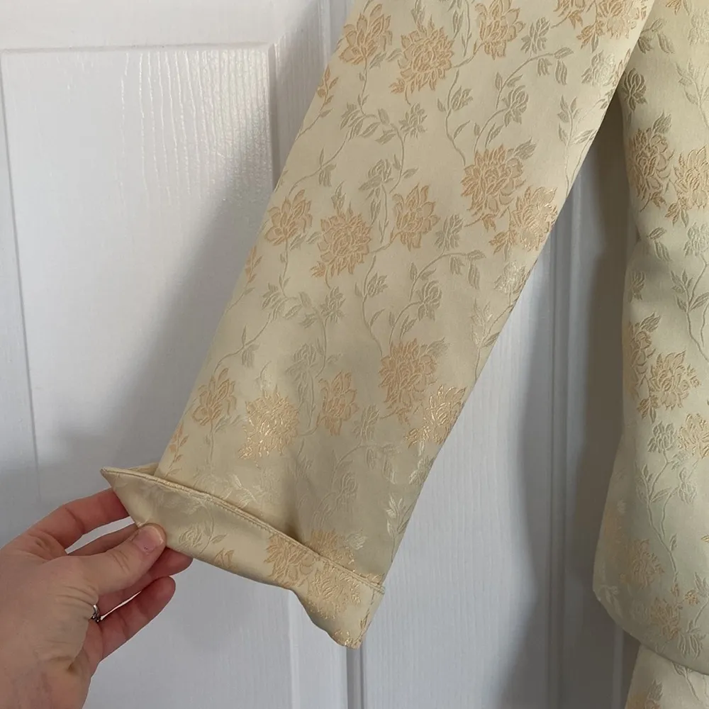 Kasper vintage jacket and skirt set in yellow/gold floral pattern with brooch. - Image 4