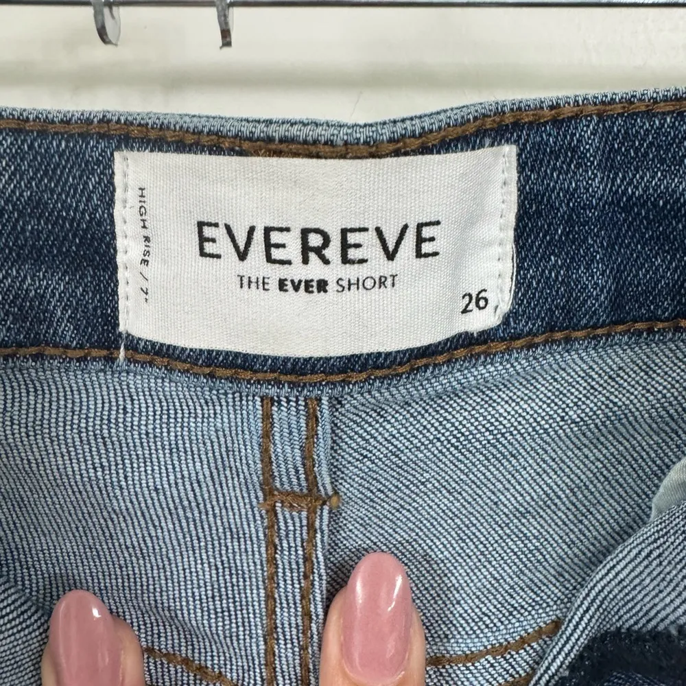 Evereve Blue Jean Shorts with Distressed Frayed Hem 4” Inseam - Image 3