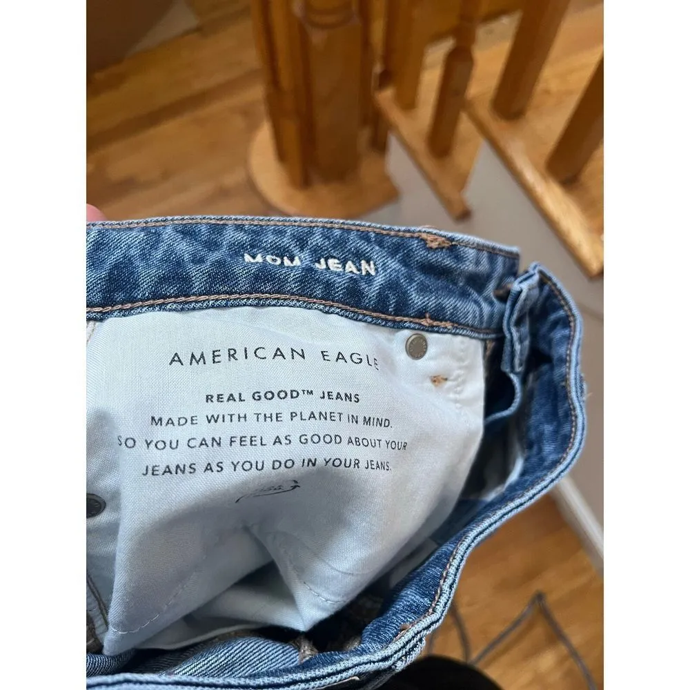 American Eagle  Distressed Busted Knees Mom Jean Size 8R 27 Inch Inseam - Image 8