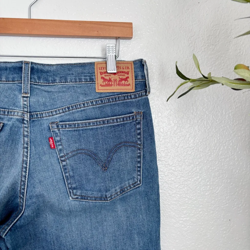 Levi's Women's Blue Boyfriend Jeans W28 - Image 4
