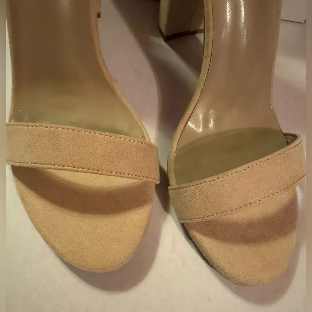 Dream Pairs Hi-Chunk Heel Strap Sandals. New in Box. Beige Suede. Size US8 - Image 3