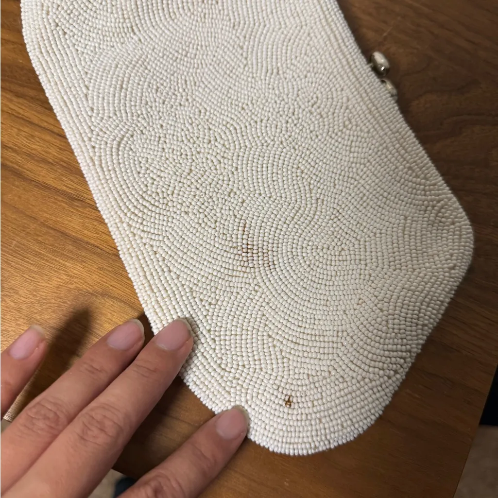 Vintage kiss lock White Beaded Clutch - Image 3