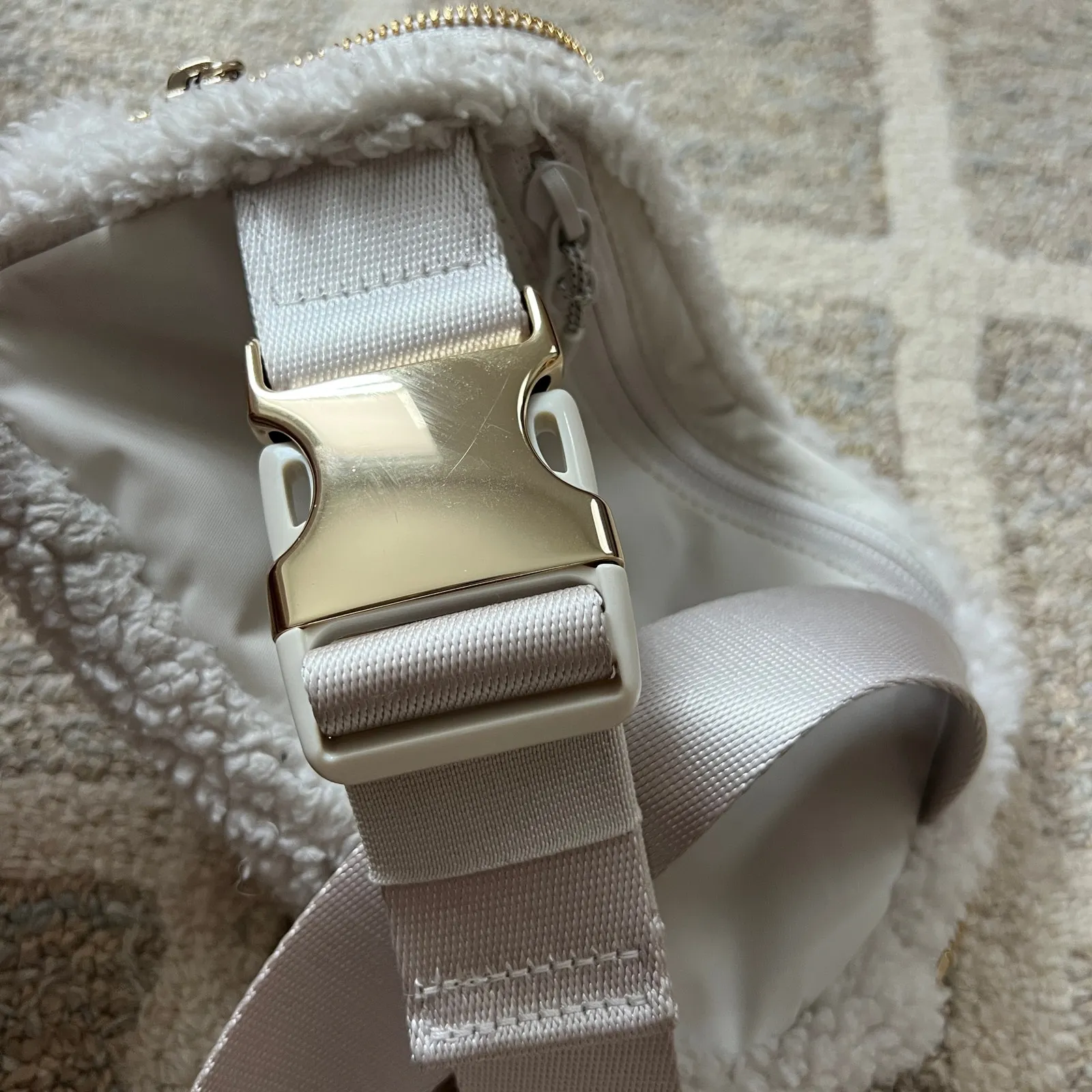 Lululemon Everywhere Belt Bag 1L Fleece White & Gold - Image 8