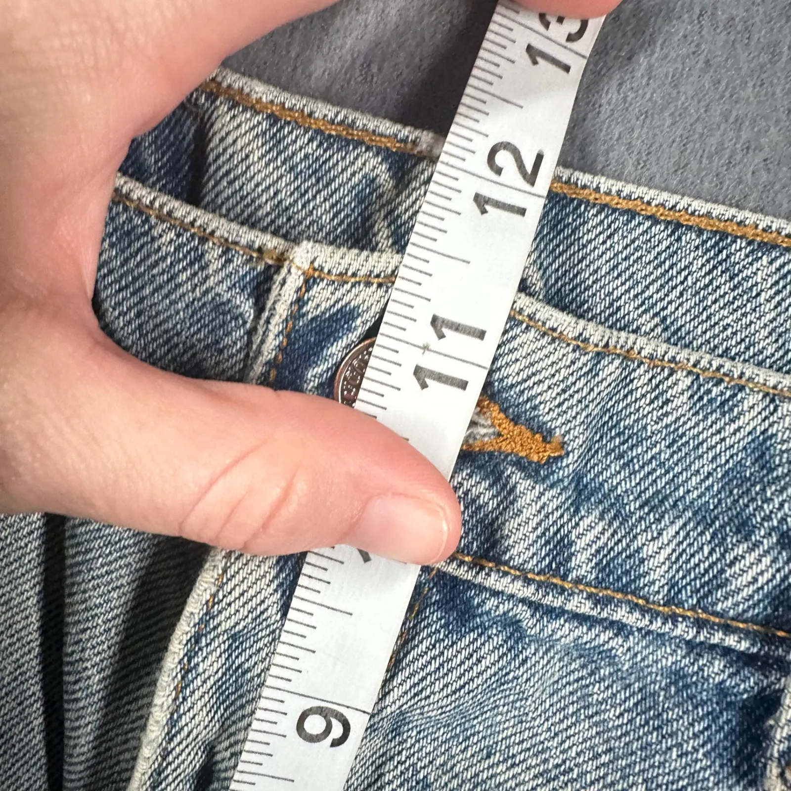 Vtg Levis 950 Relaxed Fit Tapered Leg Jeans Womens 11 JR Light Wash Stained - Image 10