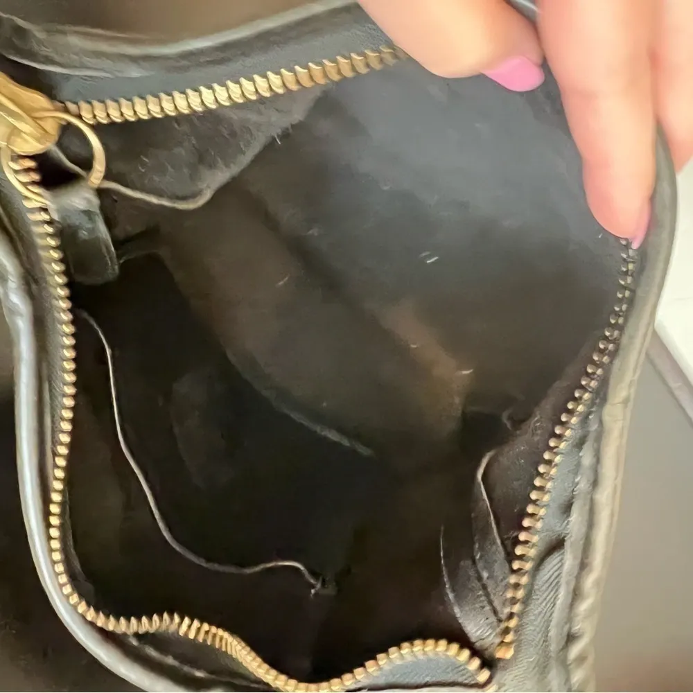 Vintage Coach 1996 medium sized duffle bag with zipper closure, black leather - Image 10