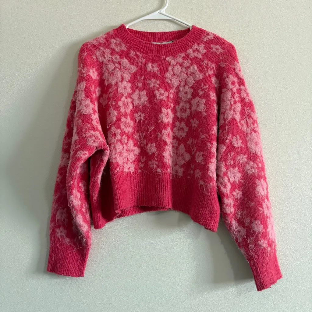 Floral Jacquard Sweater Pink Floral Print Size Medium Cropped Fit lightweight - Image 4
