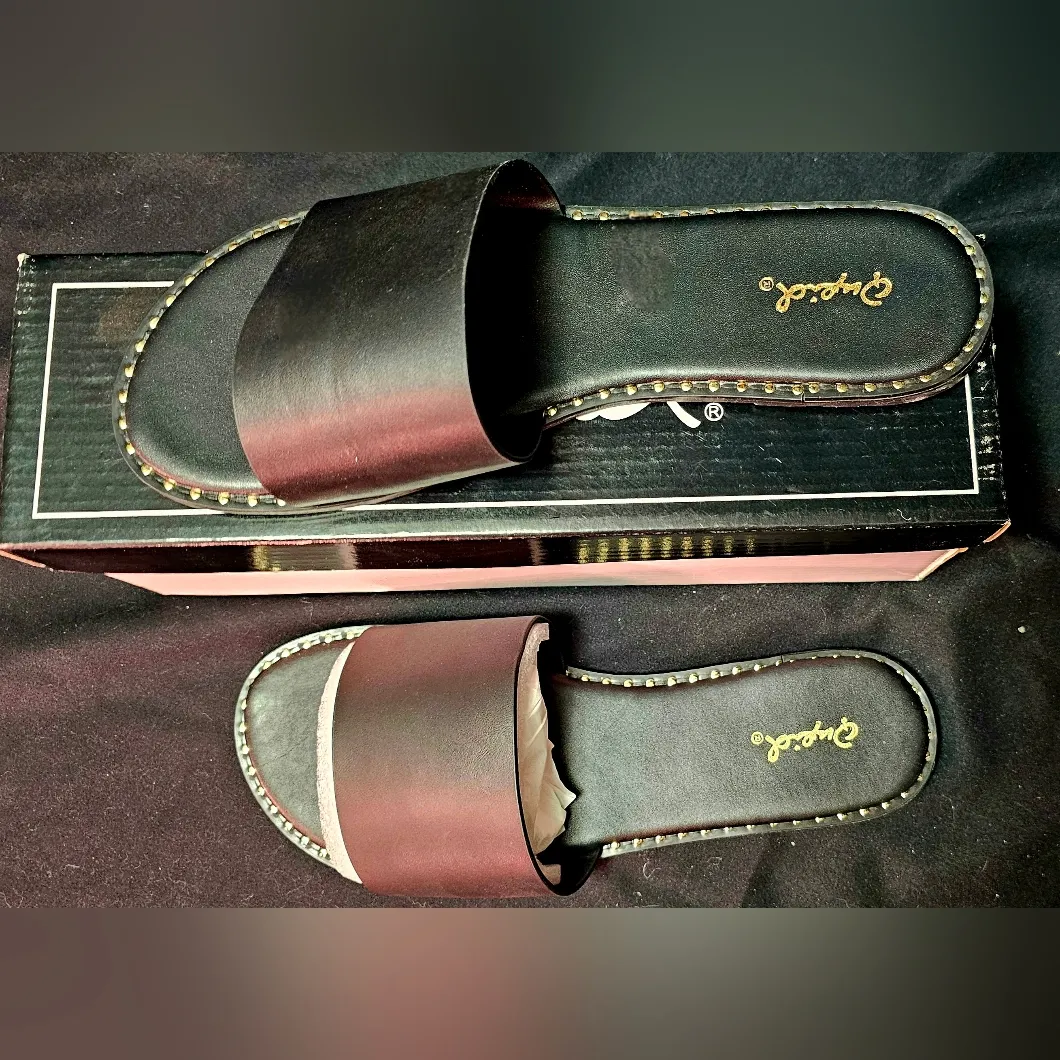 NWT Black Slide Sandals with Wide Strap and Rubber Sole Size undefined - Image 2