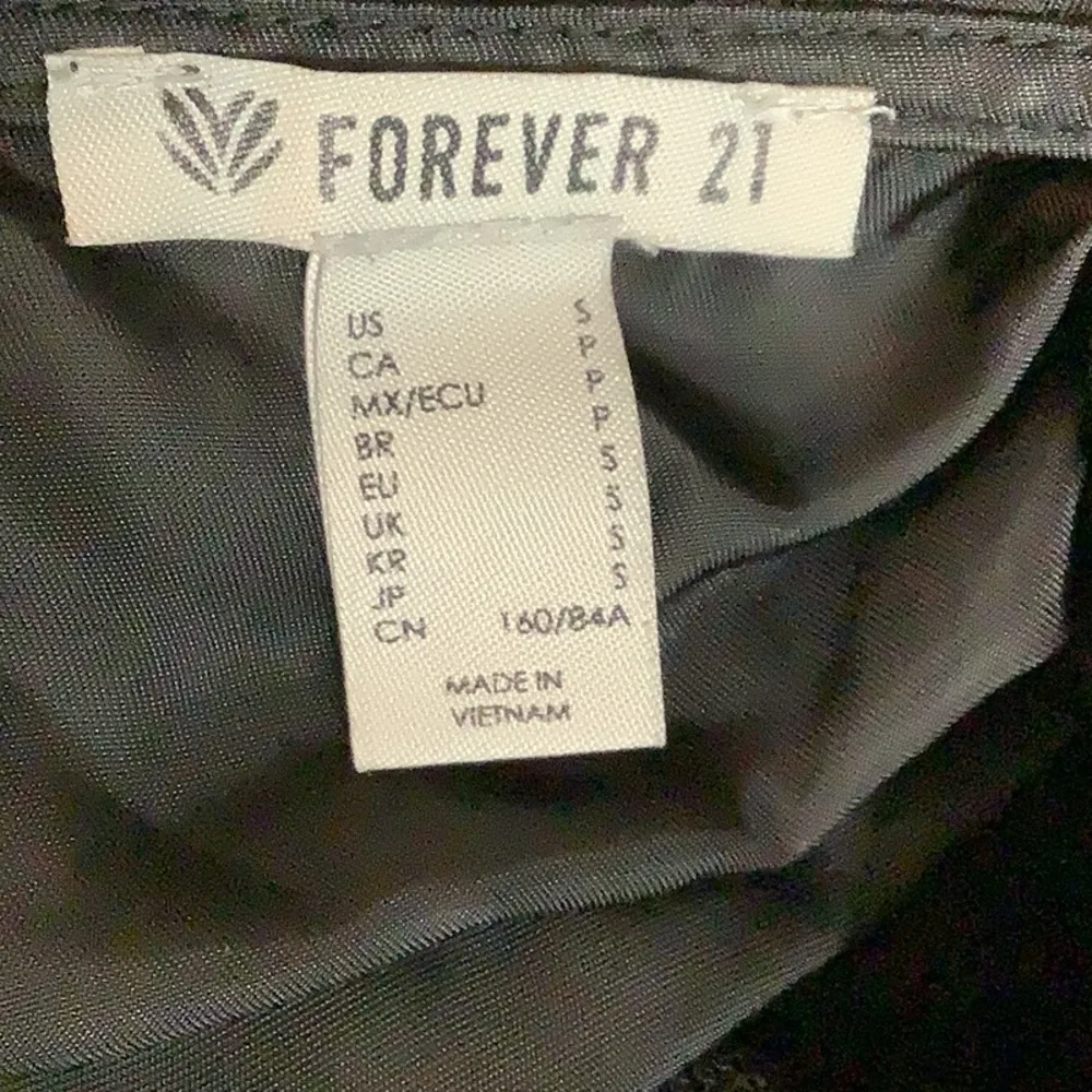 Forever 21 Size Small Black Crop Jacket. Preloved - Image 6