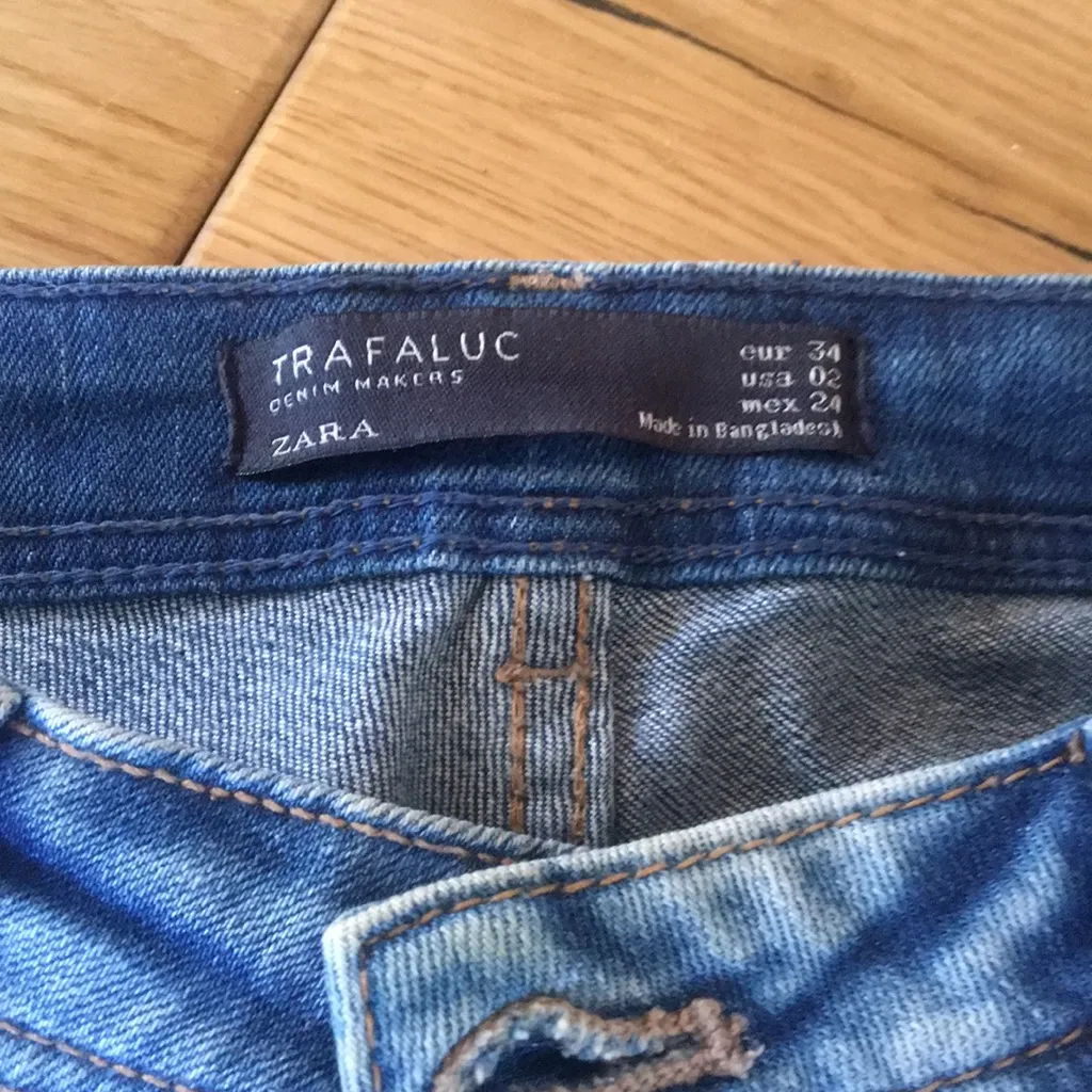 ZARA LIKE NEW  distressed jeans size 2 - Image 3