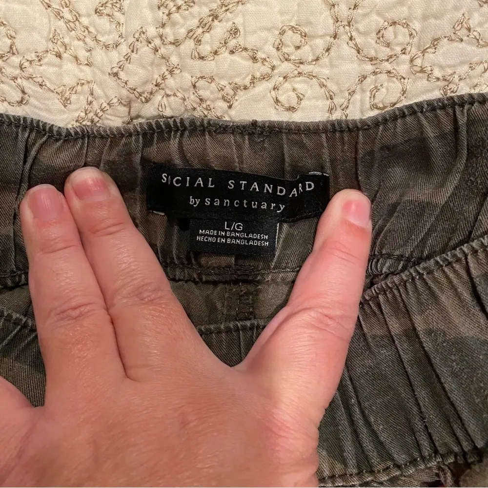 Social Standard by Sanctuary Women’s Green Camouflage Shorts Size Large - Image 2