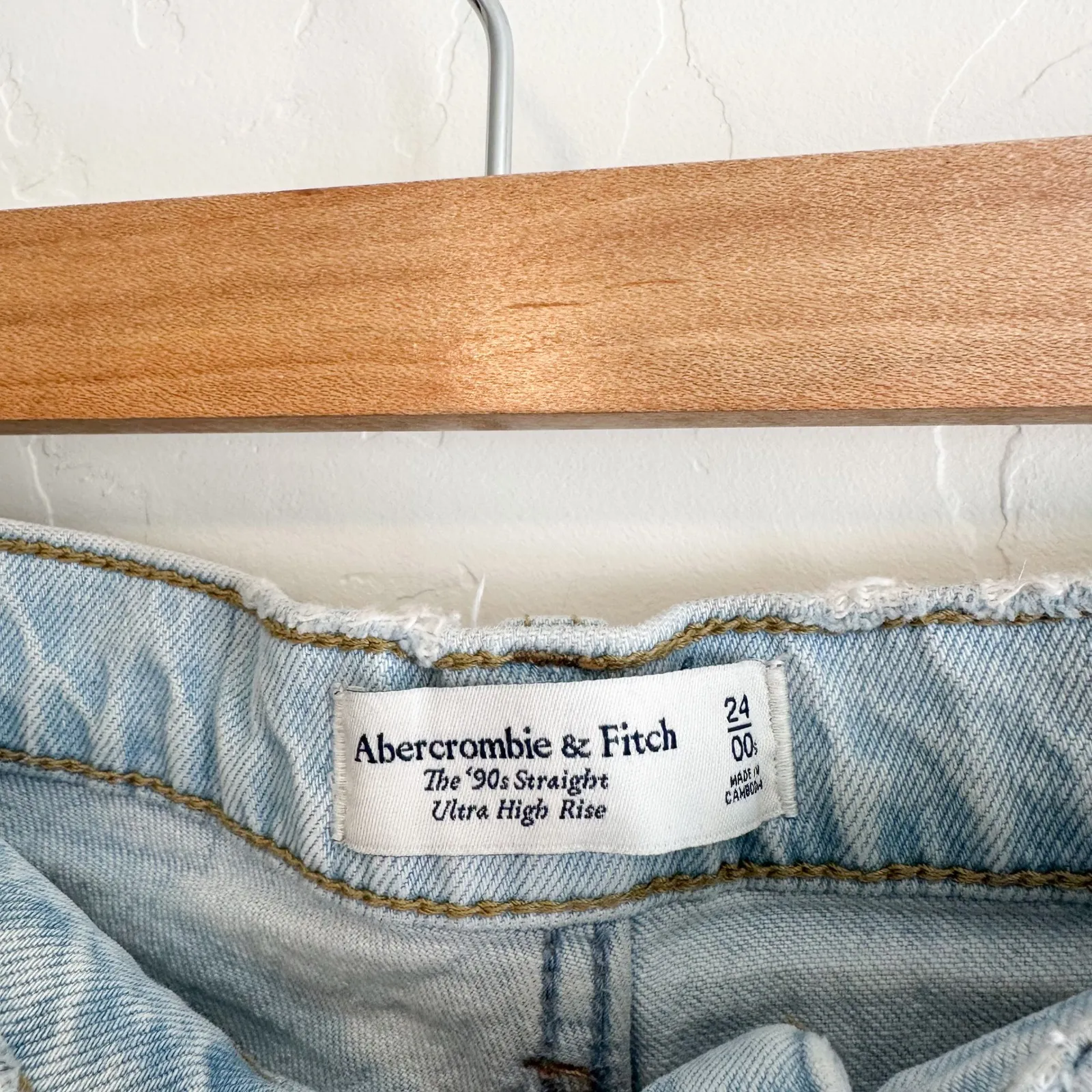 Abercrombie | 90s Straight Ultra High‎ Rise Distressed Knee Jeans Light Wash - Image 4
