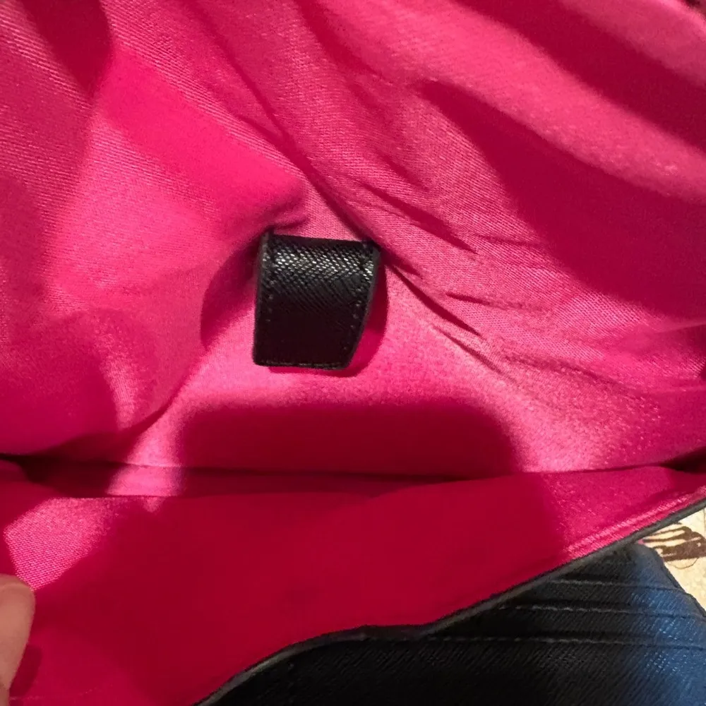 Trina Turk Trifold Crossbody Wallet phone bag Geometric black & whit gold chain - Image 7