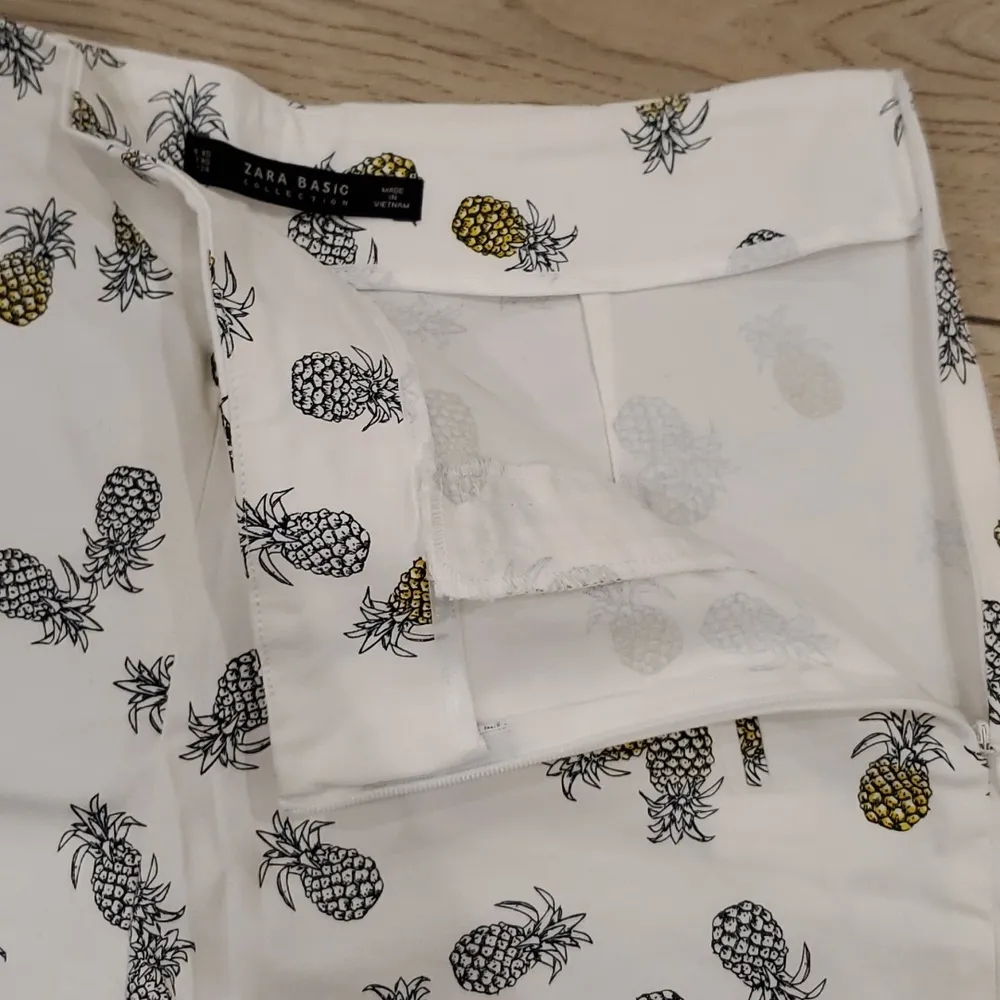 Zara Summer Pineapple Print White High Rise Shorts - Image 4