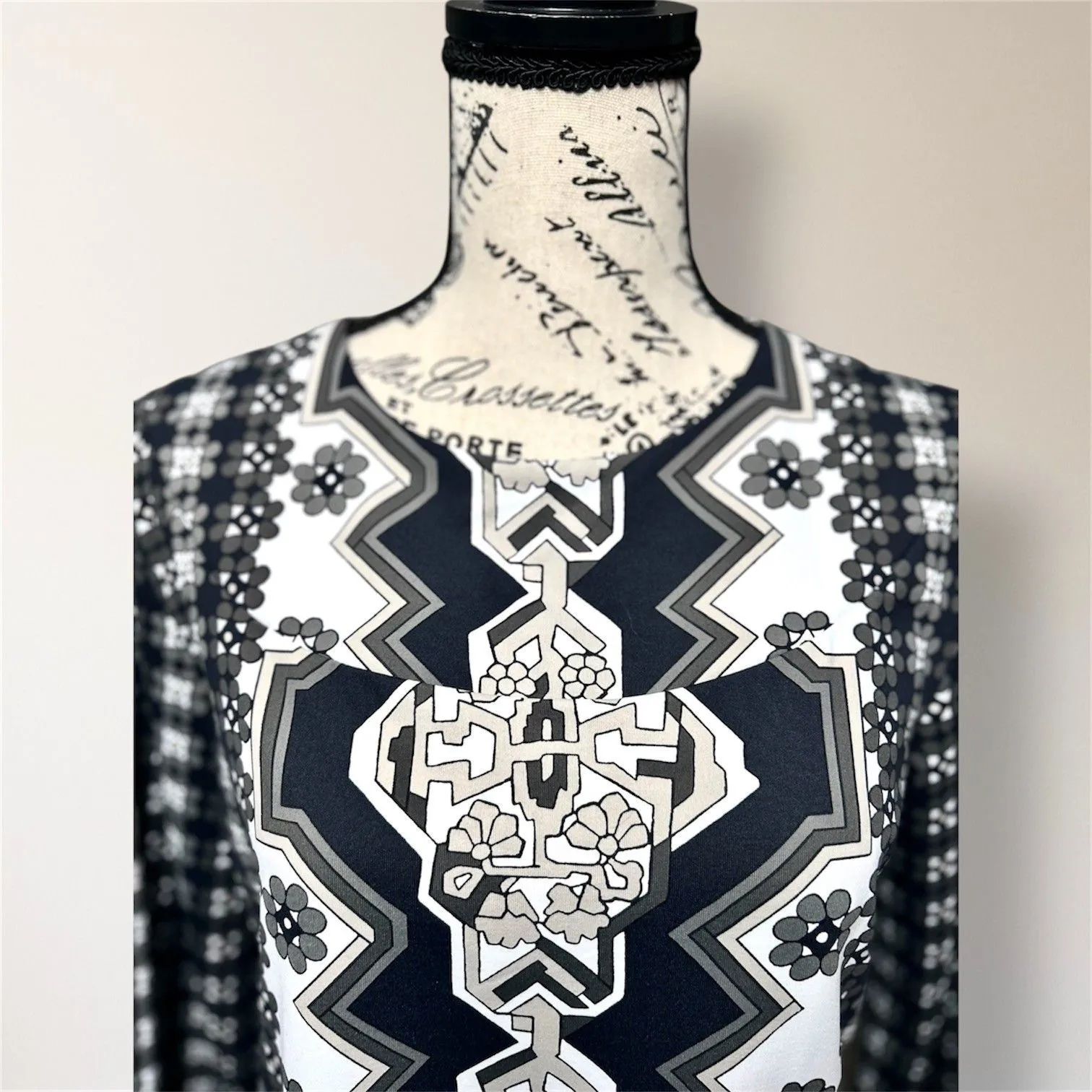 J.McLaughlin M Black White Floral Geometric Catalina Long Sleeve Artsy Top - Image 4