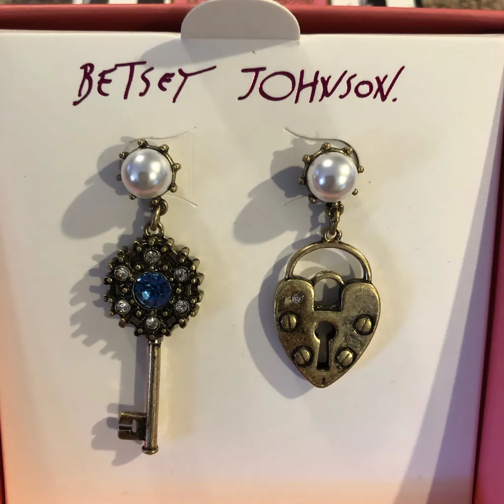 Betsey Johnson lock and key earrings. New in box. - Image 2