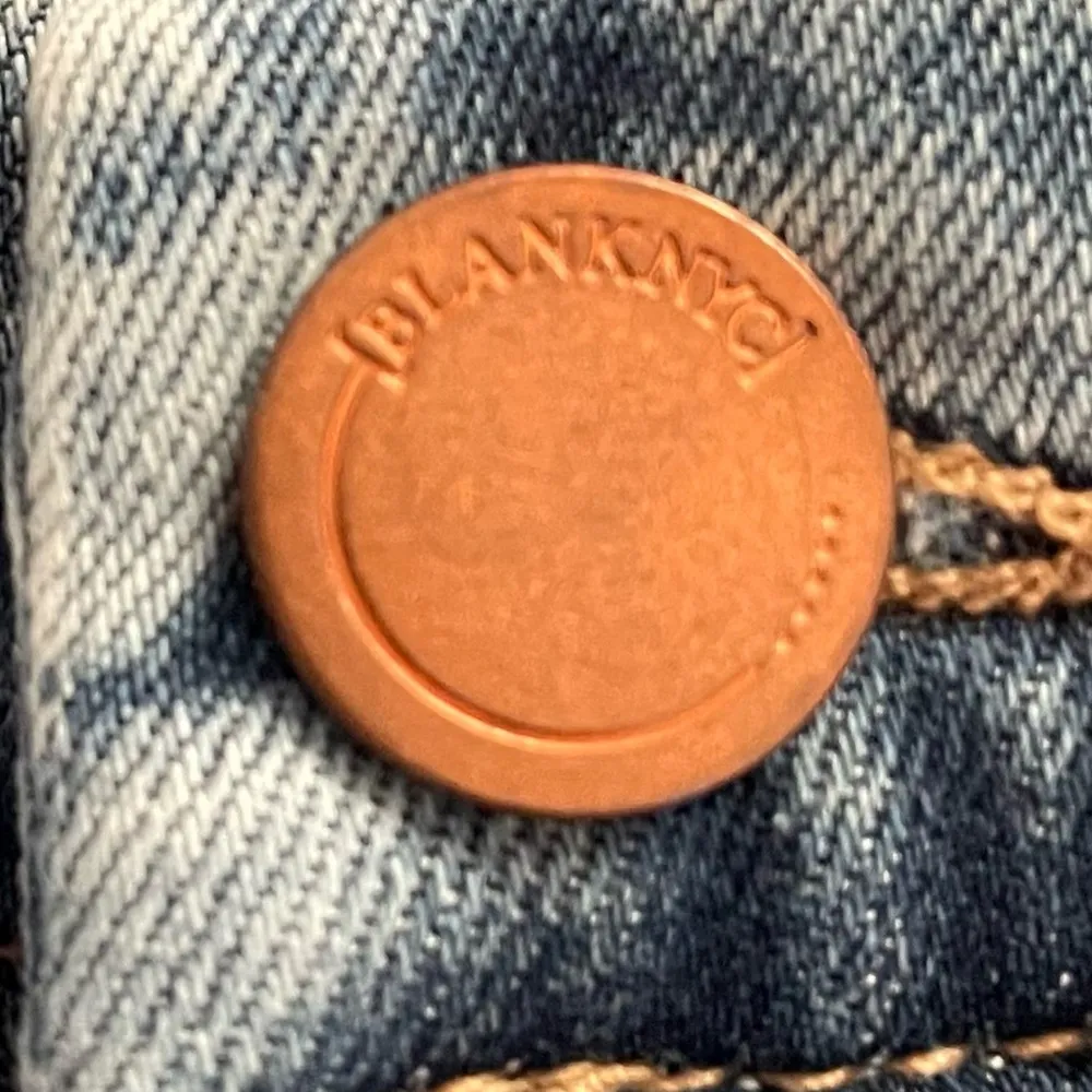 Blank NYC Skinny Classique distressed blue medium wash jeans, size 28” low rise - Image 6