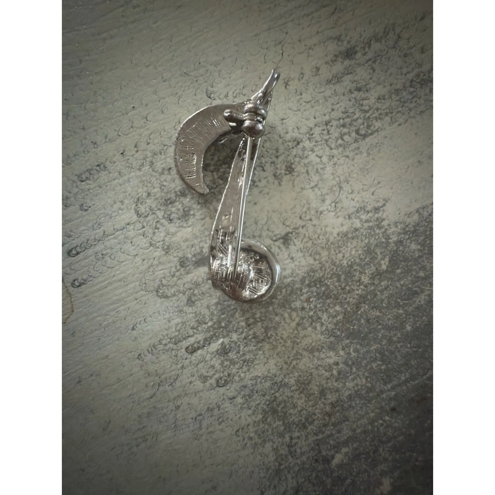 VINTAGE SILVER TONE EIGHTH MUSIC NOTE BROOCH WITH RHINESTONES - Image 4