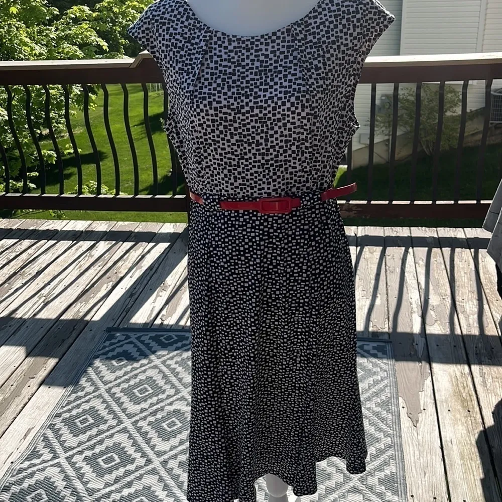 Dressbarn black white swing dress red belt cap sleeves geometric print NWT midi - Image 8