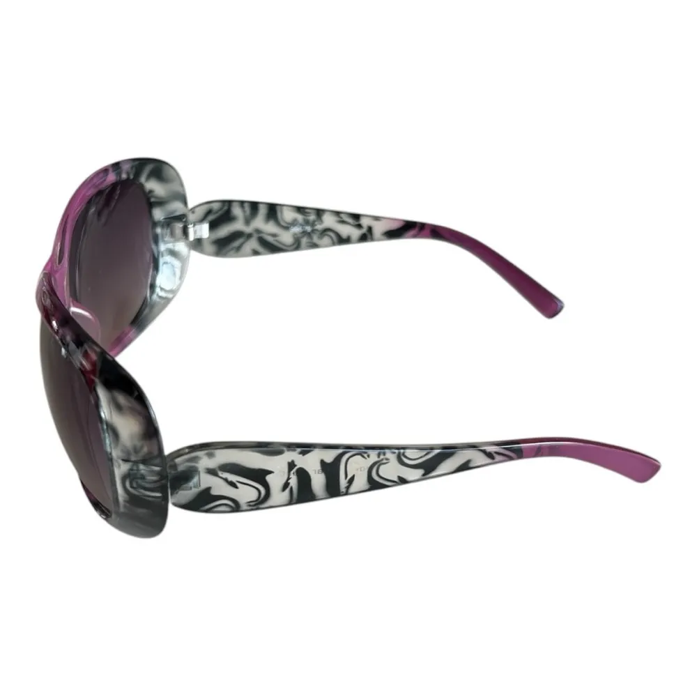 Women Stylish Pink and Black Tortoise Sunglasses - Image 3