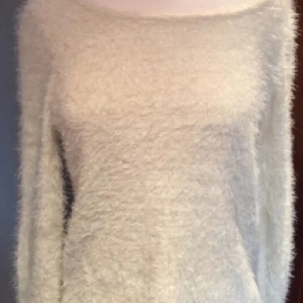 JENNIFER LOPEZ: Cream  fuzzy sweater - Image 2