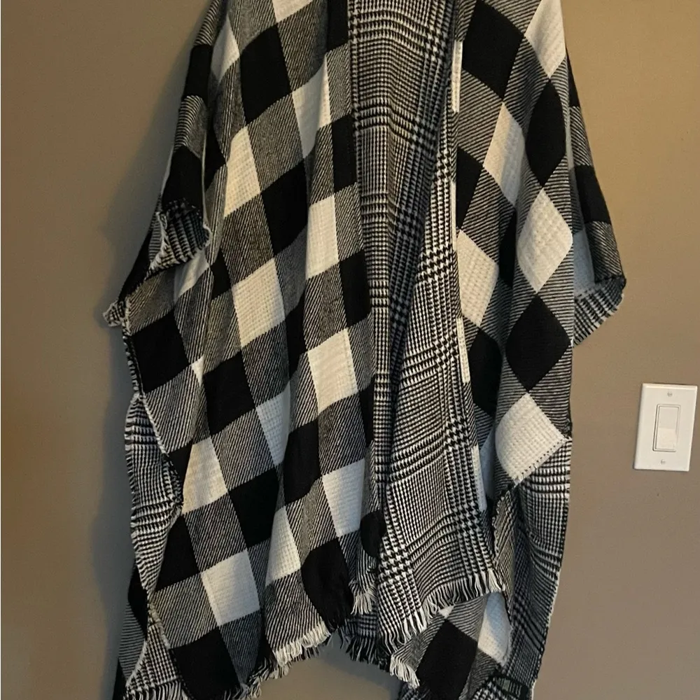 Black and White Shawl - Image 3