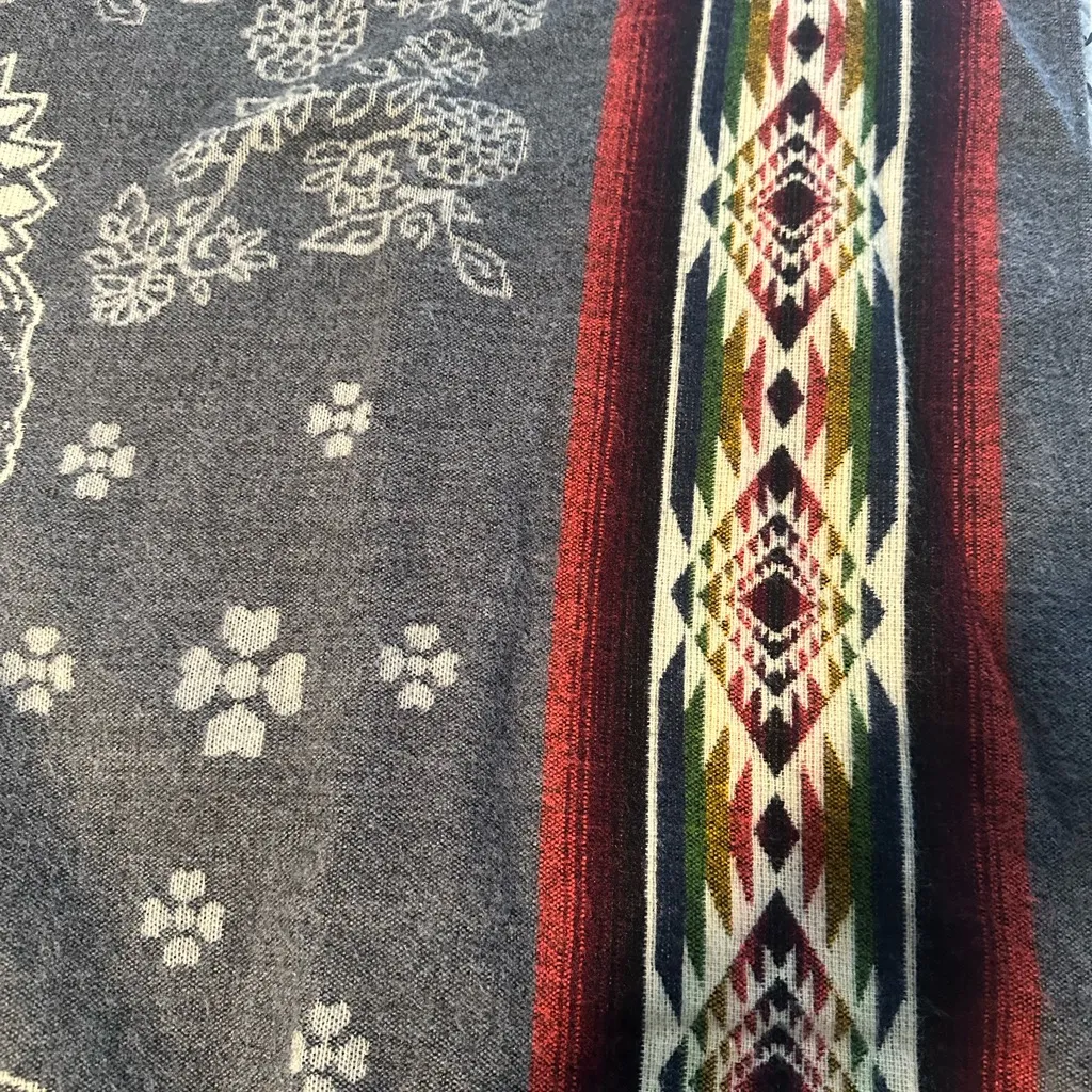 Gray Poncho with Frida Kahlo Design Size O - Image 4