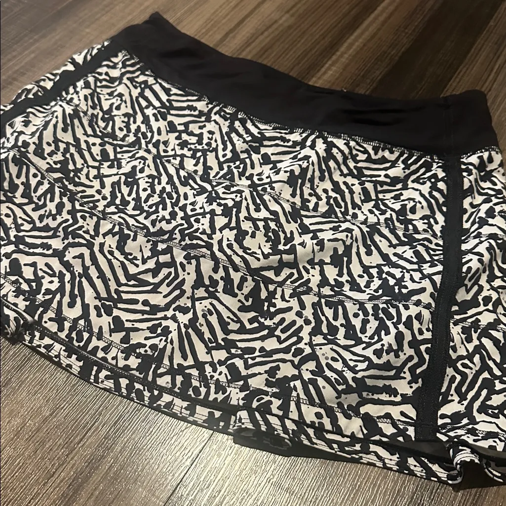 Lululemon Black and White Patterned Skirt - Image 2