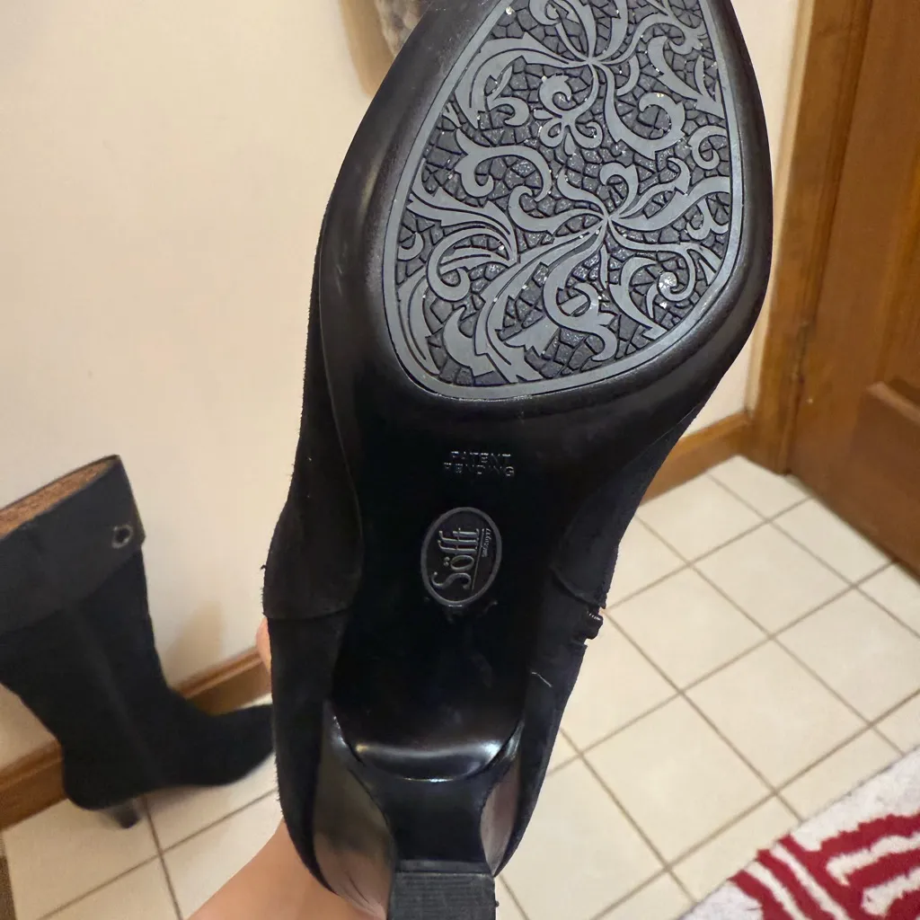 Sofft | Black Heeled Knee - Image 3