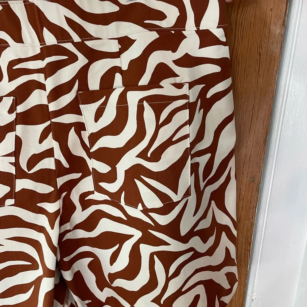 NWT Spanx On-The-Go 6” Inseam Slimming Shorts in Clay Zebra Print - Sz 1X - Image 8