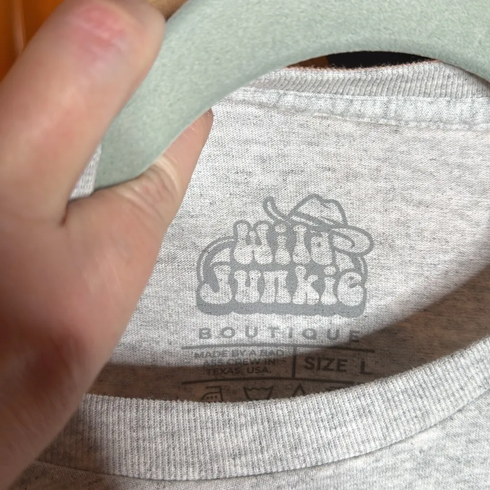 Wild Junkie Boutique I Wanna Be A Cowboy Baby Gray Tee Size Large - Image 3