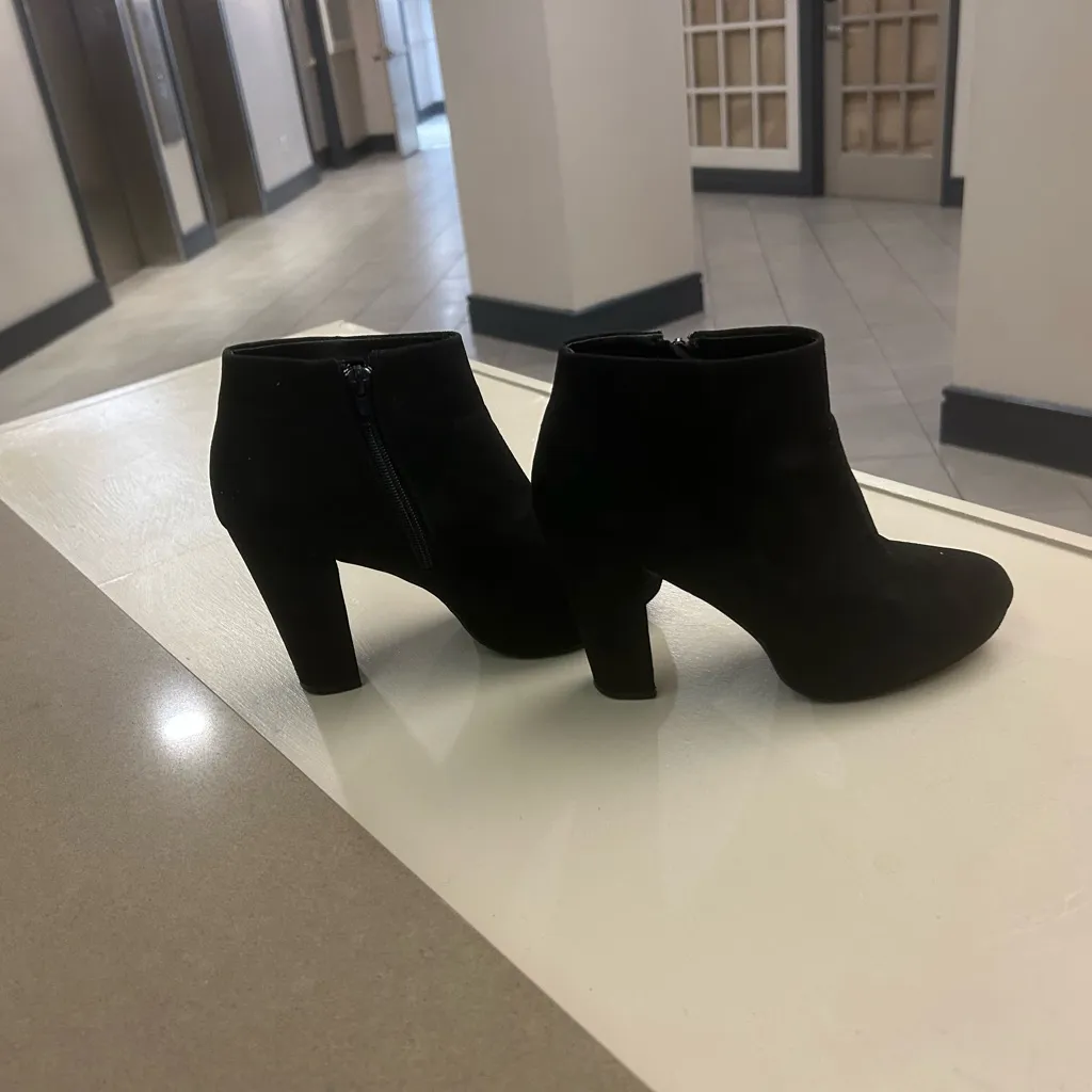 Booties Chic Black Ankle see pictures for size. Cannot read but I think 6 1/2 - Image 9