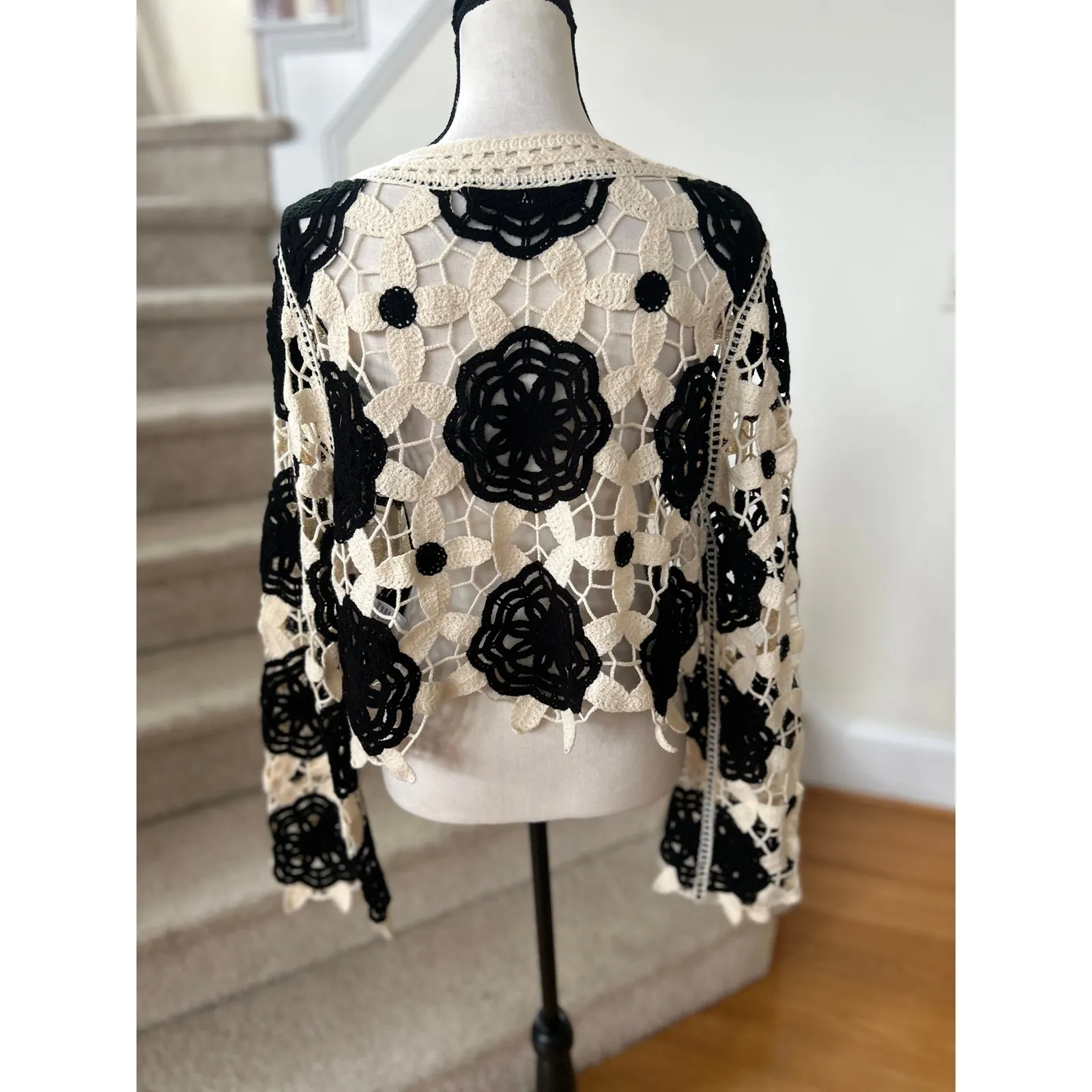 EB Luxe Los Angeles Black & Cream Floral Crochet Sheer Boho Sweater Long Sleeve Size L - Image 4