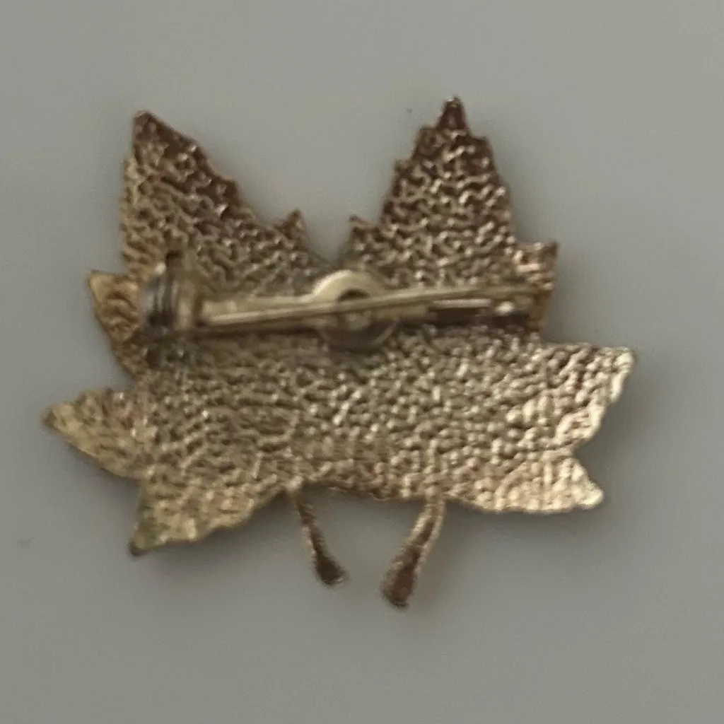 Double Maple Leaf Enameled Pin Green - Image 2