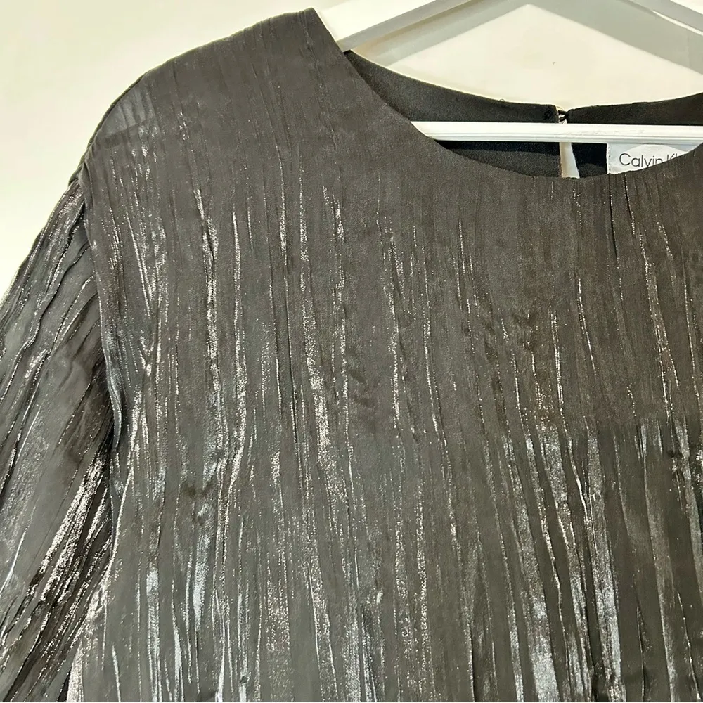 Calvin Klein Women’s Crew Neck Shine Crinkle Keyhole Back Blouse Black Large NWT - Image 2