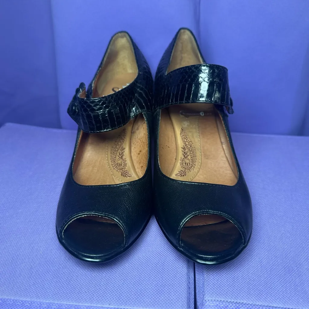 Sofft Black Mary Jane Classic Pumps Patent Leather Button Strap Kitten Heels 8.5 - Image 2