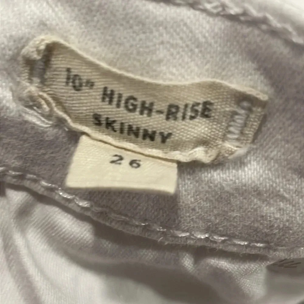 Madewell 10" High-Rise Skinny Crop Jeans in Pure White: Button-Front Edition 26 - Image 7