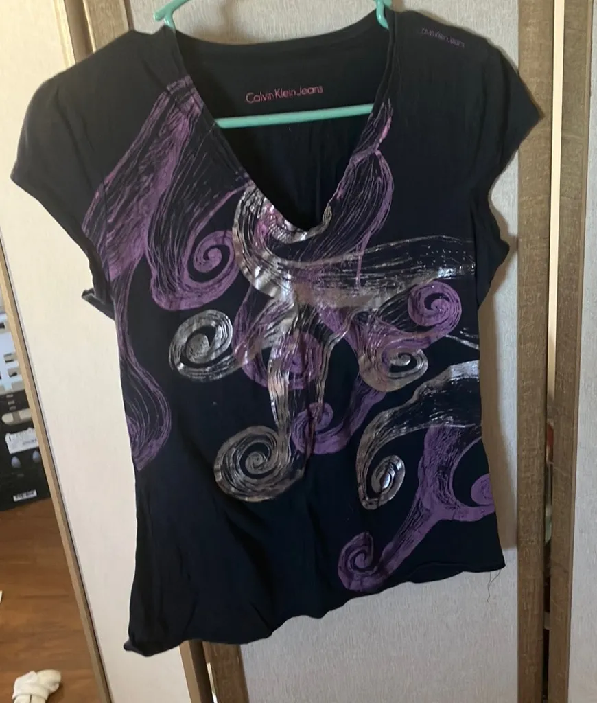 Calvin Klein Jeans Black and Purple Graphic Fitted Cap Sleeve Tee large - Image 1