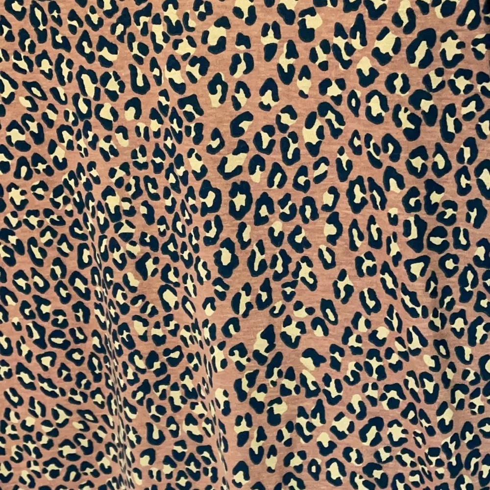 Eddie Bauer Leopard Print Tee Medium - Image 2
